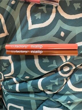 Toy factory nialip Lip Liner Duo in Coral and Brown